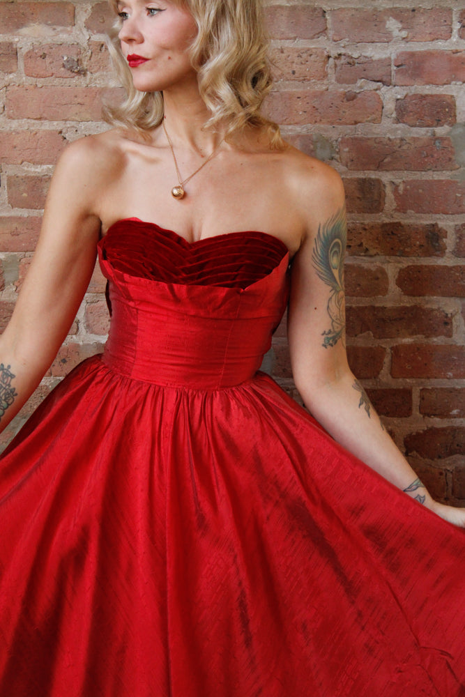 1950s Red Silk & Velvet Cupcake Dress - Xsmall

Sustainable, Eco-friendly, secondhand vintage fashion ~Gorgeous and timeless 1950s party dress