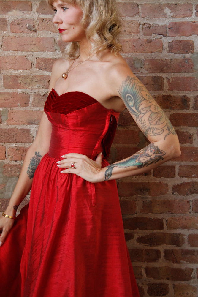 1950s Red Silk & Velvet Cupcake Dress - Xsmall

Sustainable, Eco-friendly, secondhand vintage fashion ~Gorgeous and timeless 1950s party dress