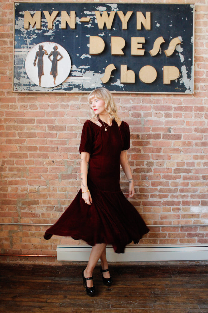 1930s Bordeaux Silk Velvet Vampy Dress - Small

Sustainable, Eco-friendly, secondhand vintage fashion ~1930s Vampy Silk Velvet Dress