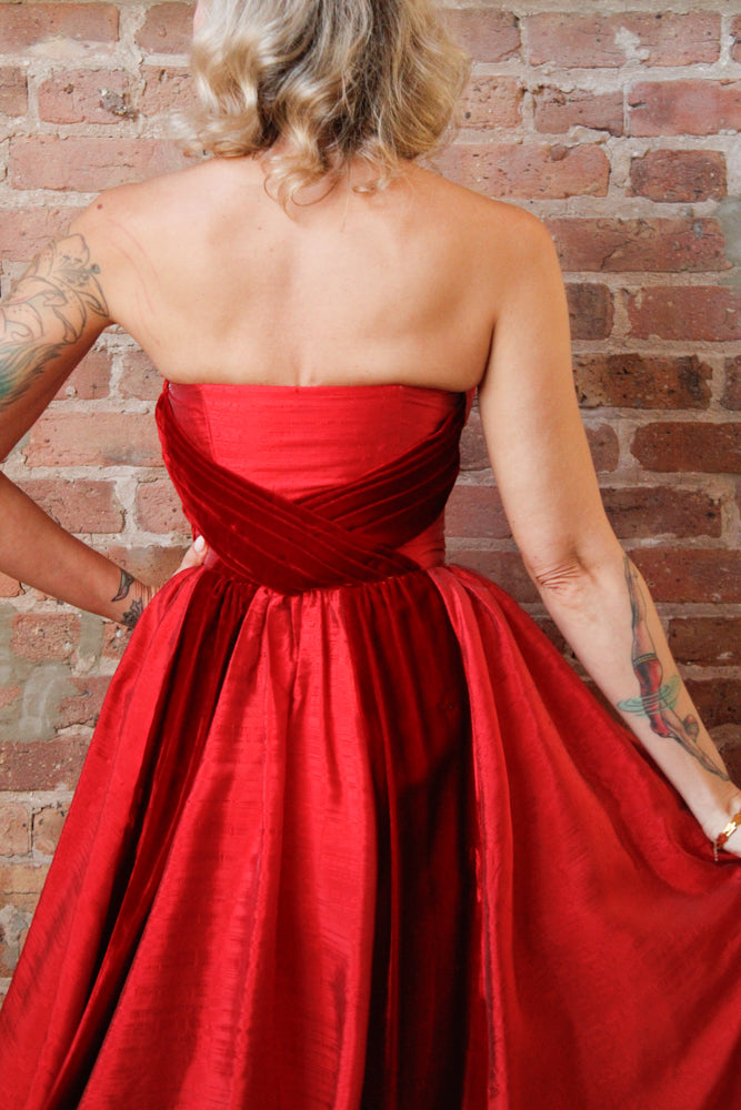 1950s Red Silk & Velvet Cupcake Dress - Xsmall

Sustainable, Eco-friendly, secondhand vintage fashion ~Gorgeous and timeless 1950s party dress