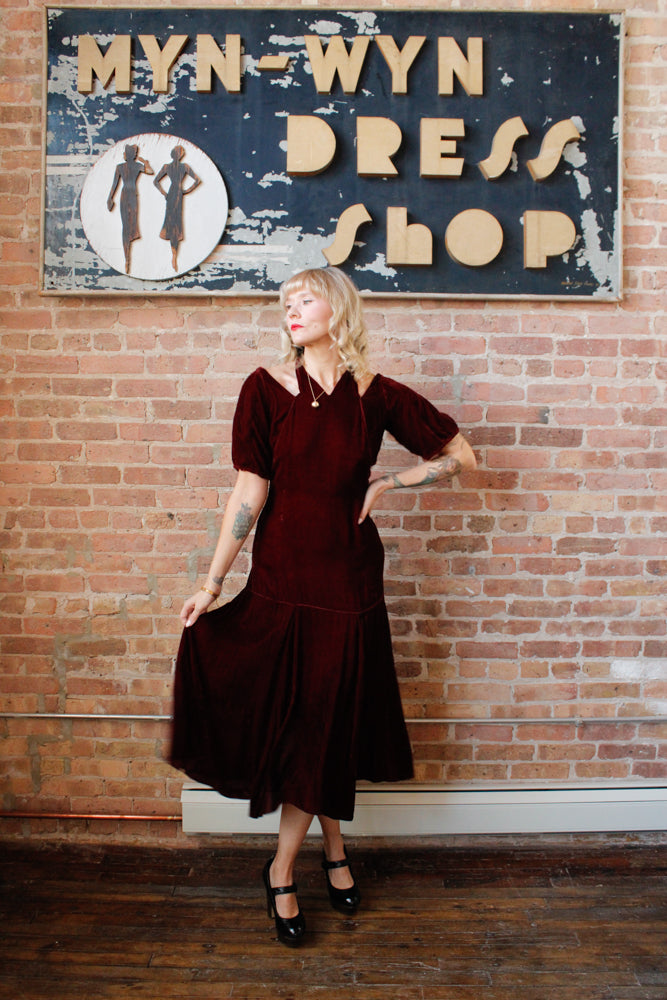 1930s Bordeaux Silk Velvet Vampy Dress - Small

Sustainable, Eco-friendly, secondhand vintage fashion ~1930s Vampy Silk Velvet Dress