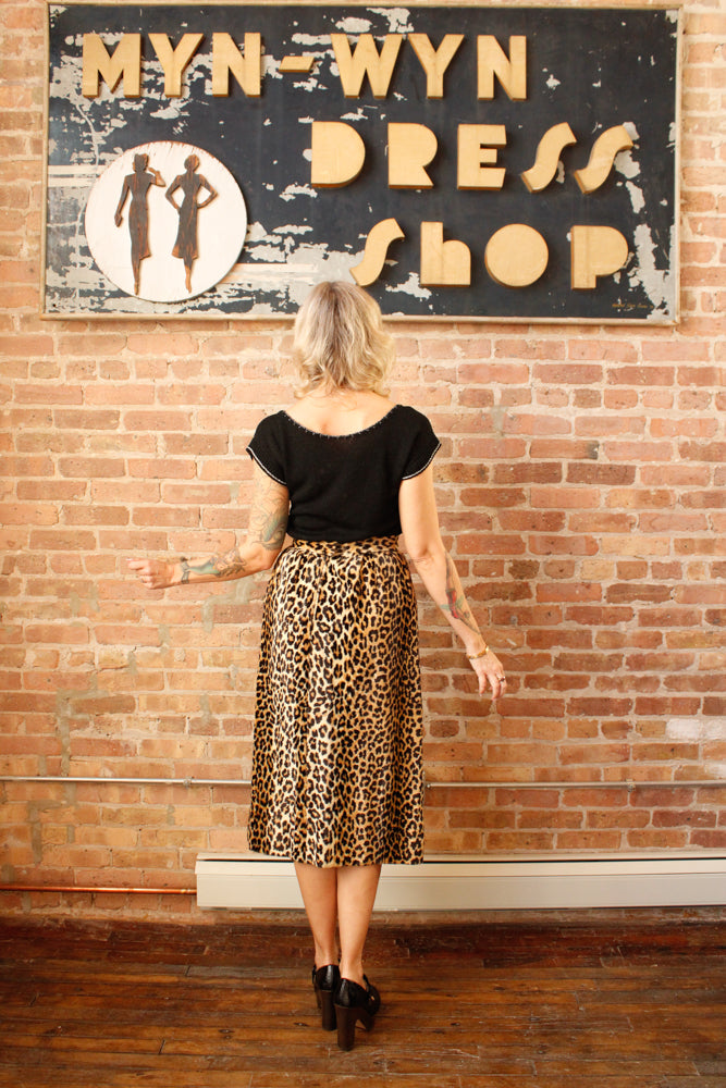 1960s Leopard Plush Pencil Skirt - Small

Sustainable, Eco-friendly, secondhand vintage fashion ~1960s Plush Faux Fur Leopard print pencil skirt 