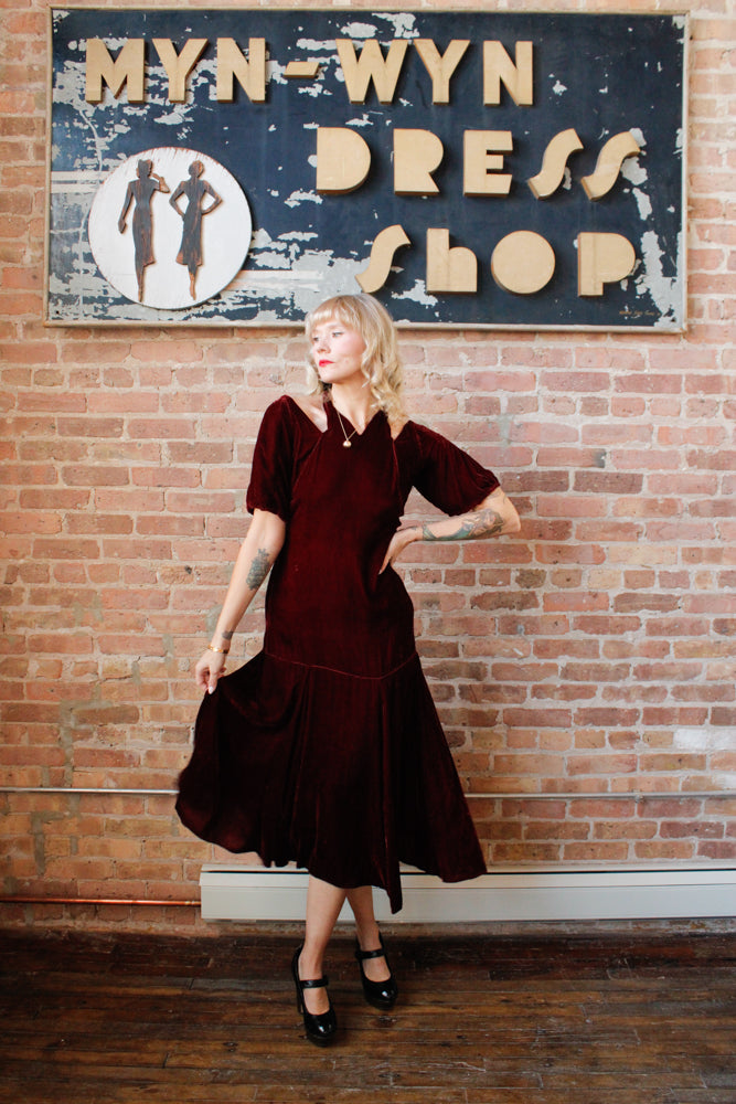 1930s Bordeaux Silk Velvet Vampy Dress - Small

Sustainable, Eco-friendly, secondhand vintage fashion ~1930s Vampy Silk Velvet Dress