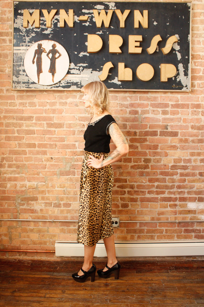 1960s Leopard Plush Pencil Skirt - Small

Sustainable, Eco-friendly, secondhand vintage fashion ~1960s Plush Faux Fur Leopard print pencil skirt 