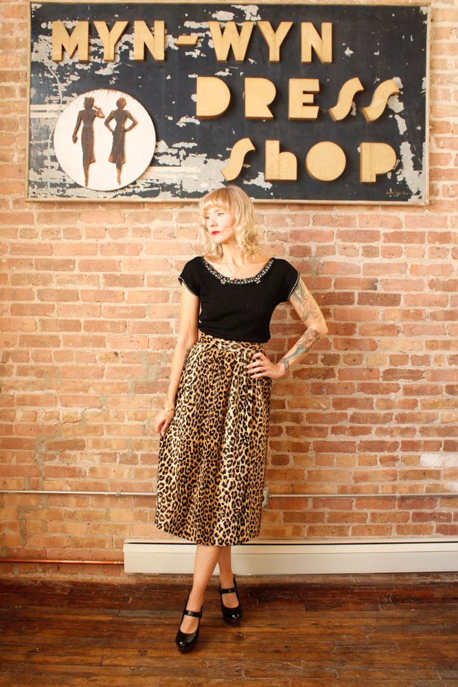 1960s Leopard Plush Pencil Skirt - Small

Sustainable, Eco-friendly, secondhand vintage fashion ~1960s Plush Faux Fur Leopard print pencil skirt 