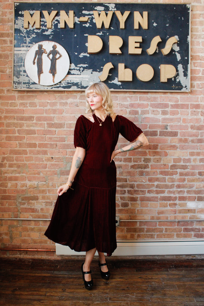 1930s Bordeaux Silk Velvet Vampy Dress - Small

Sustainable, Eco-friendly, secondhand vintage fashion ~1930s Vampy Silk Velvet Dress