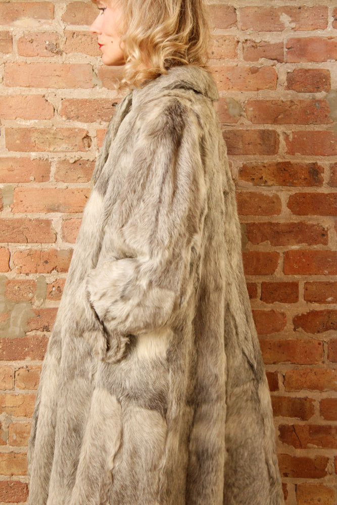 1940s Artic Fox Fur Silk Lined Coat - Large

Sustainable, Eco-friendly, secondhand vintage fashion ~Stunning 1940s Artic Fox Fur Coat