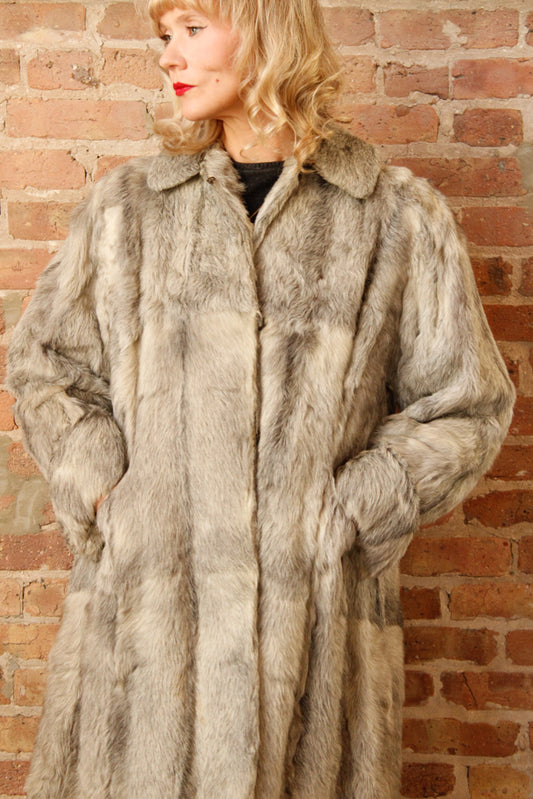 1940s Artic Fox Fur Silk Lined Coat - Large

Sustainable, Eco-friendly, secondhand vintage fashion ~Stunning 1940s Artic Fox Fur Coat