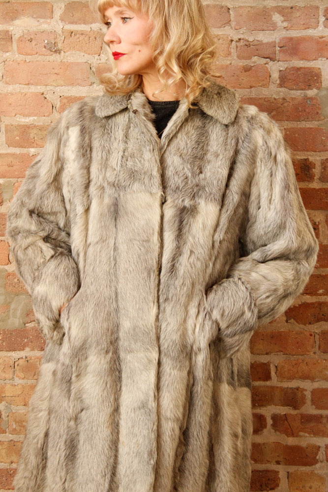 1940s Artic Fox Fur Silk Lined Coat - Large

Sustainable, Eco-friendly, secondhand vintage fashion ~Stunning 1940s Artic Fox Fur Coat