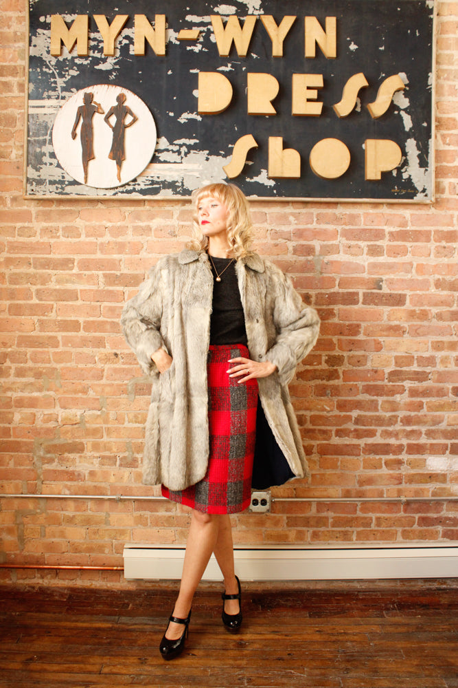 1940s Artic Fox Fur Silk Lined Coat - Large

Sustainable, Eco-friendly, secondhand vintage fashion ~Stunning 1940s Artic Fox Fur Coat