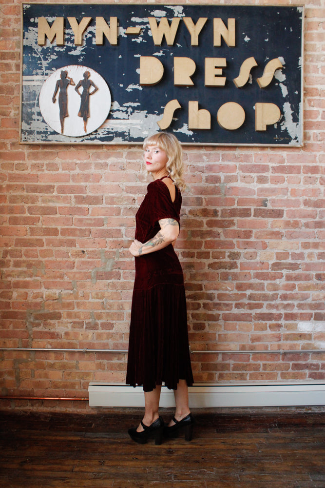 1930s Bordeaux Silk Velvet Vampy Dress - Small

Sustainable, Eco-friendly, secondhand vintage fashion ~1930s Vampy Silk Velvet Dress