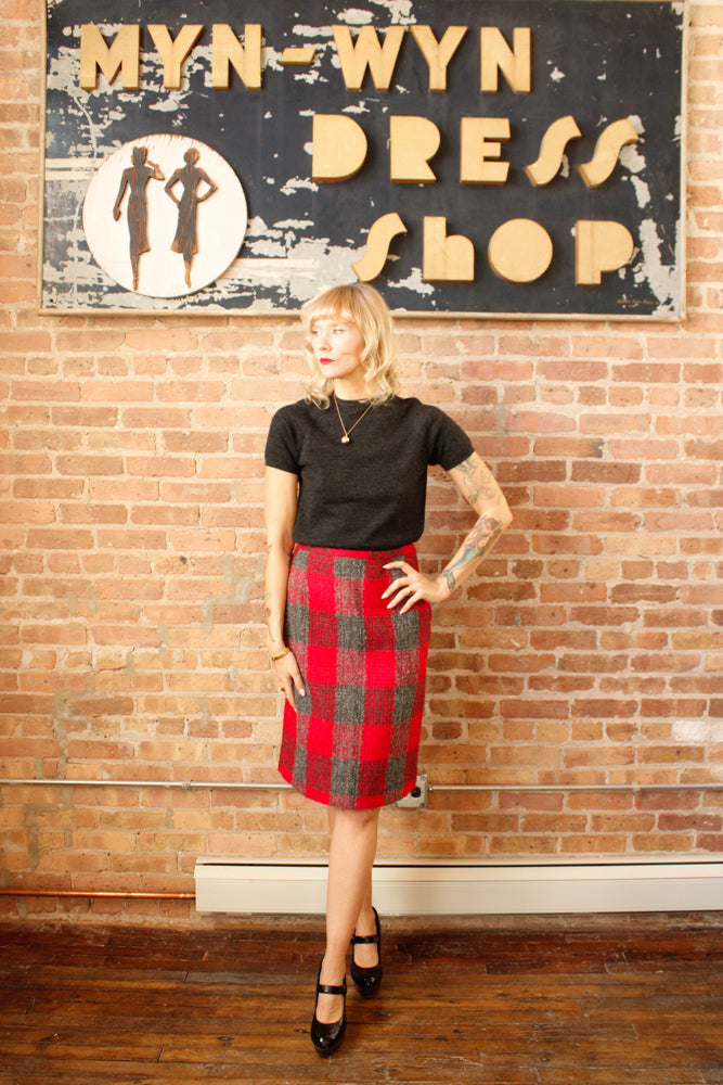 
1960s Darlene Bouclé Wool Magenta & Gray Plaid Pencil Skirt - Medium

Sustainable, Eco-friendly, secondhand vintage fashion ~1960s Darlene Plaid Skirt