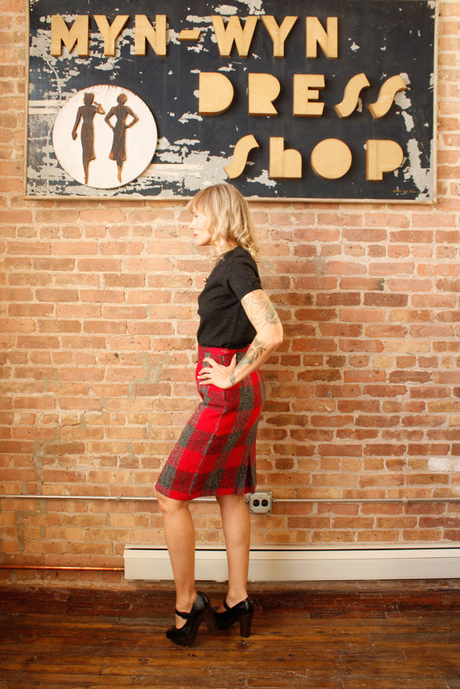 
1960s Darlene Bouclé Wool Magenta & Gray Plaid Pencil Skirt - Medium

Sustainable, Eco-friendly, secondhand vintage fashion ~1960s Darlene Plaid Skirt