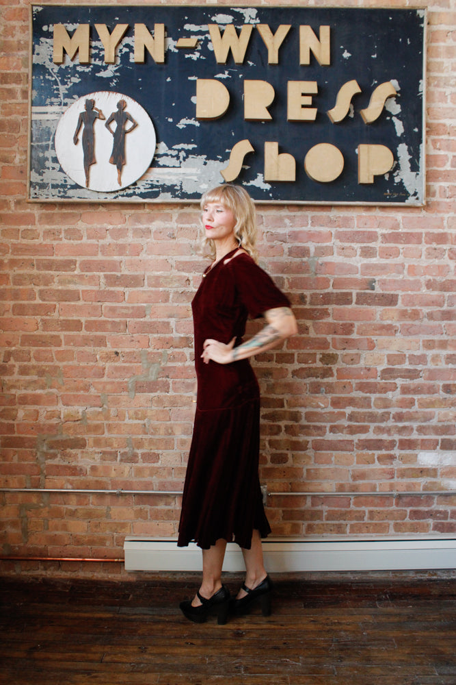 1930s Bordeaux Silk Velvet Vampy Dress - Small

Sustainable, Eco-friendly, secondhand vintage fashion ~1930s Vampy Silk Velvet Dress