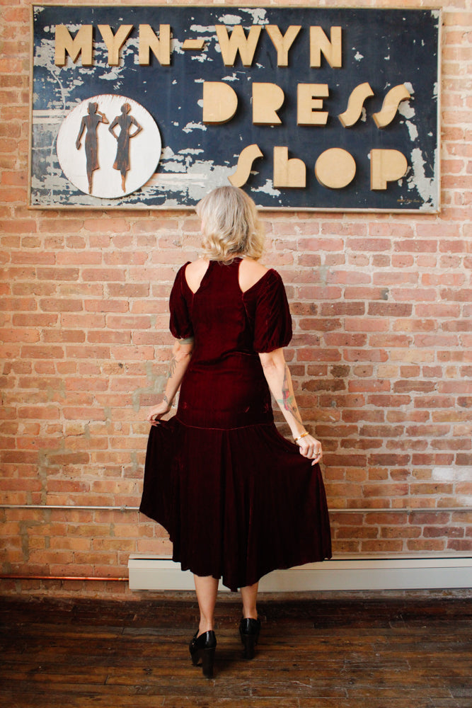 1930s Bordeaux Silk Velvet Vampy Dress - Small

Sustainable, Eco-friendly, secondhand vintage fashion ~1930s Vampy Silk Velvet Dress