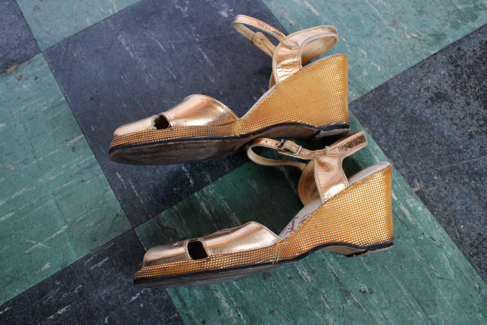 1940s Gold Peep Toe Wedge Sandals - size 6.5