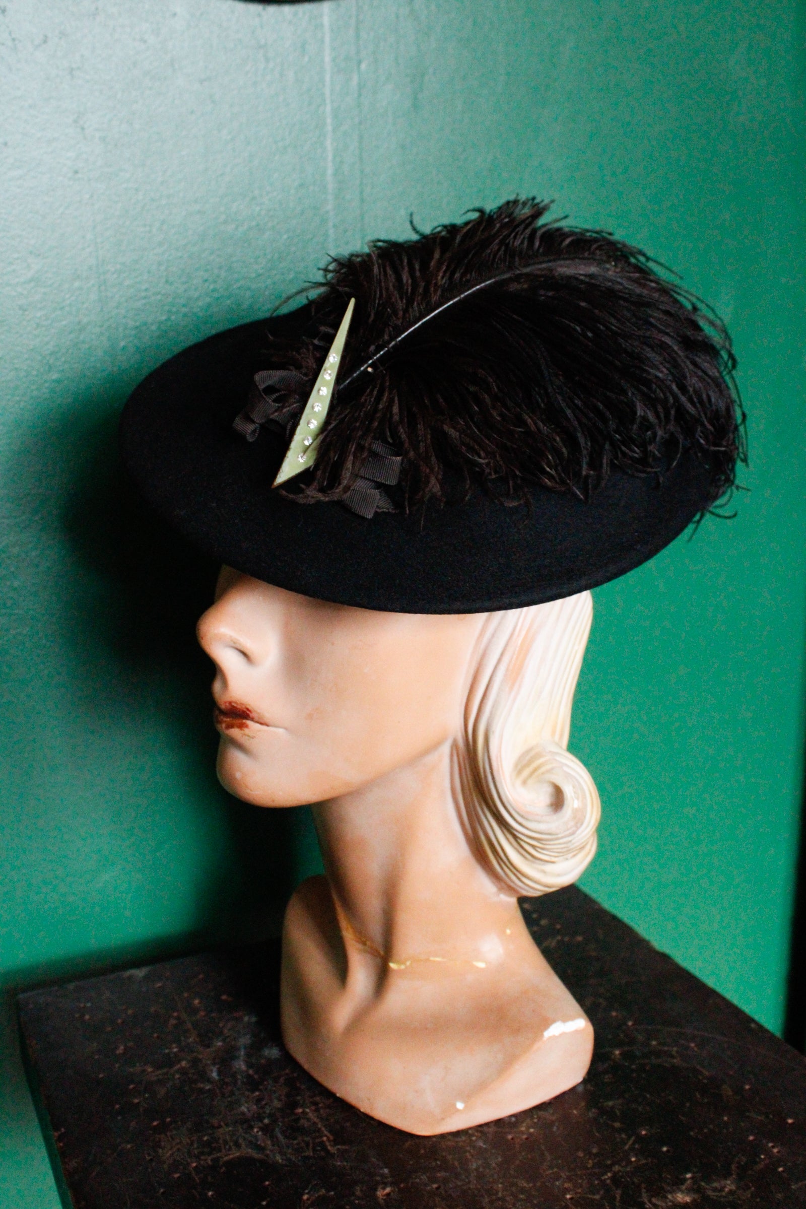 1930s Ostrich Feather Tilt Hat 